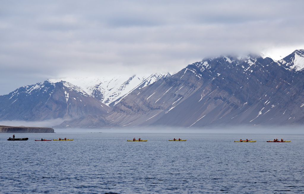 Kajak fahren vor Bamsebu, Spitzbergen