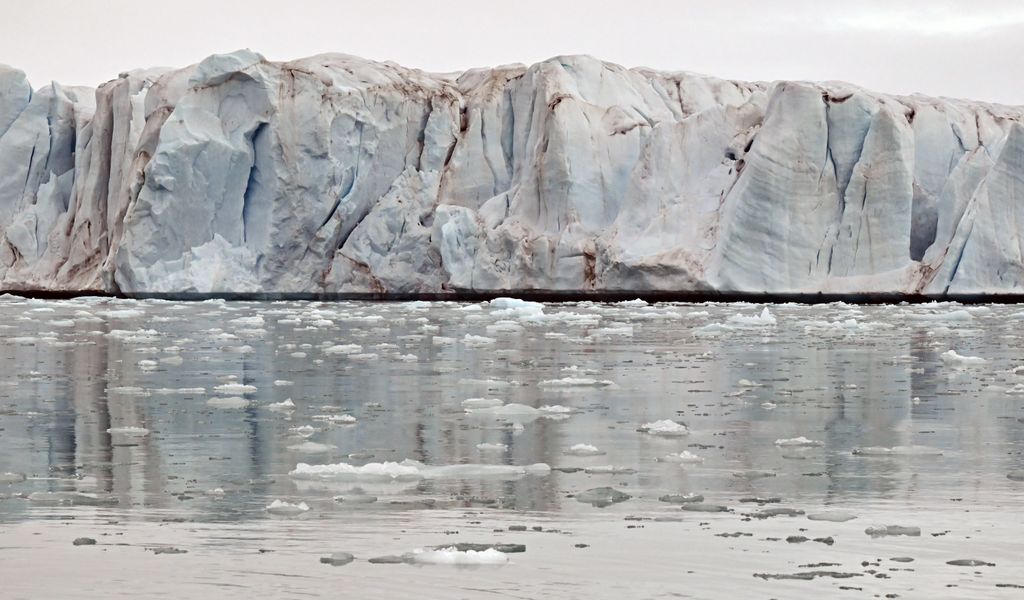 Eisberg-Wasserspiegelungen in der Croker Bay
