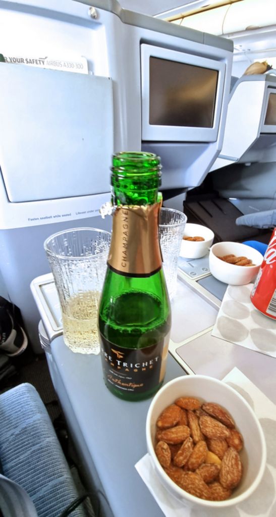 Champagner-Service an Bord der Finnair