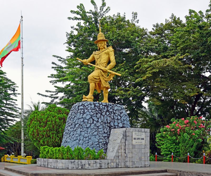 King-Bayint-Naung-Monument / Kawthaung