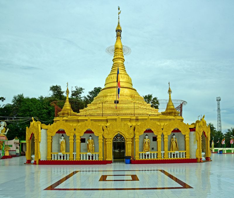 Pyi_Taw_Aye_Pagoda_Kawthaung_1.jpg