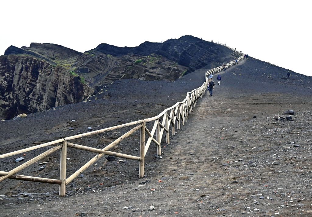Der Weg zur Geländekante des Volcão dos Capelinhos