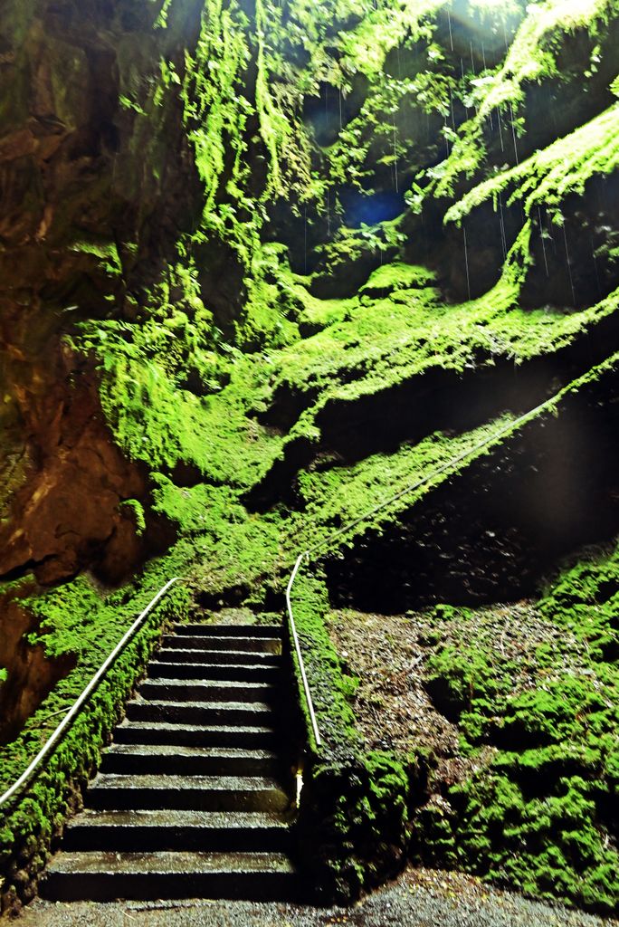 In der Vulkanhöhle Algar do Carvão auf Terceira