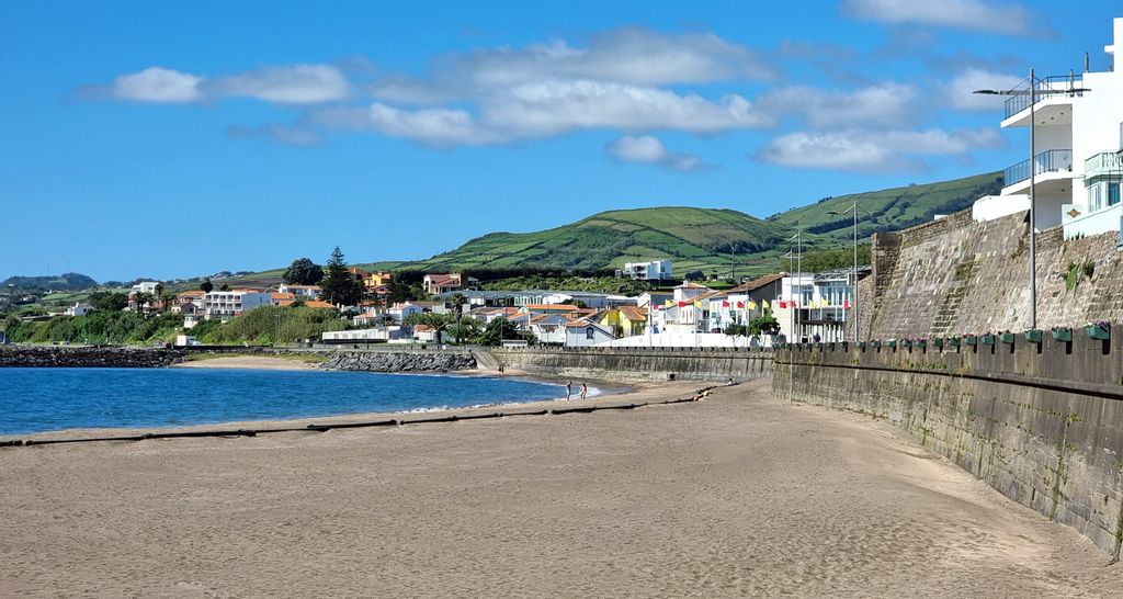 Ein Strand in Praia da Vitória auf Terceira