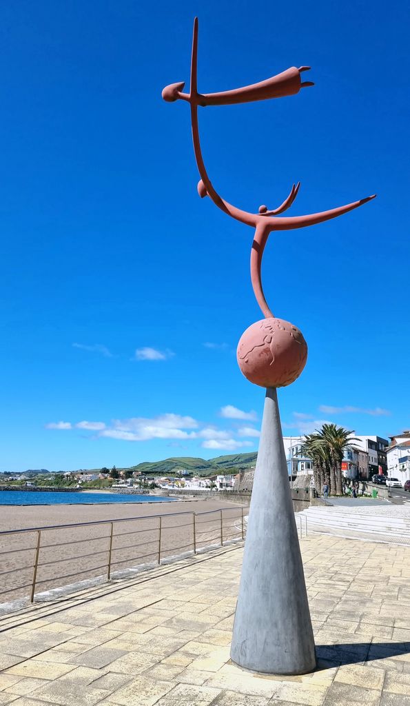 Die Keine-Ahnung-was-Statue in Praia da Vitória auf Terceira