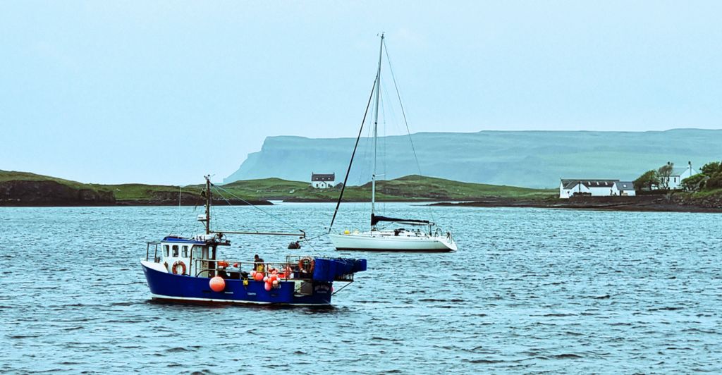 Boote nahe der Isle of Canna