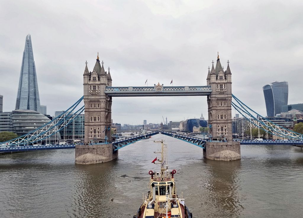 Das Schließen der Tower-Bridge in London