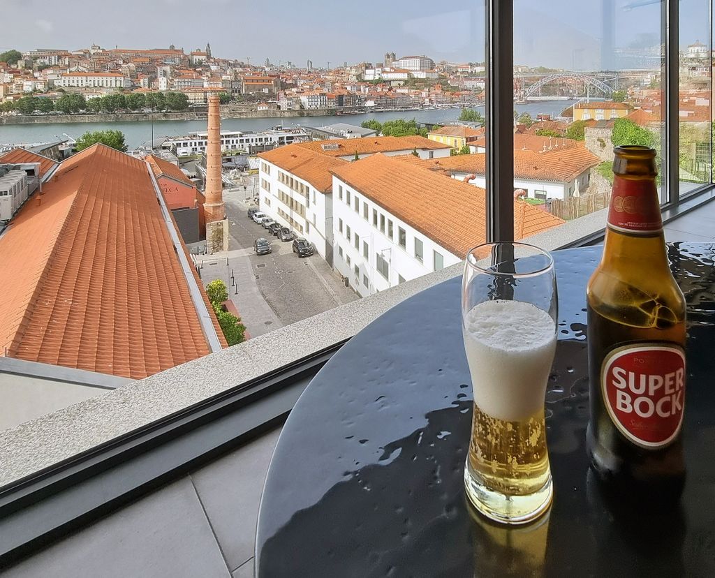 Blick auf Porto und Vila Nova de Gaia von der Panorama-Bar im Hilton aus
