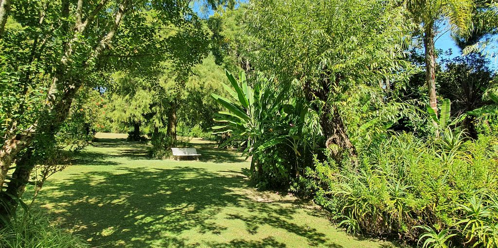 Der Garten vom Restaurant Gato Blanco im Tigre-Delta