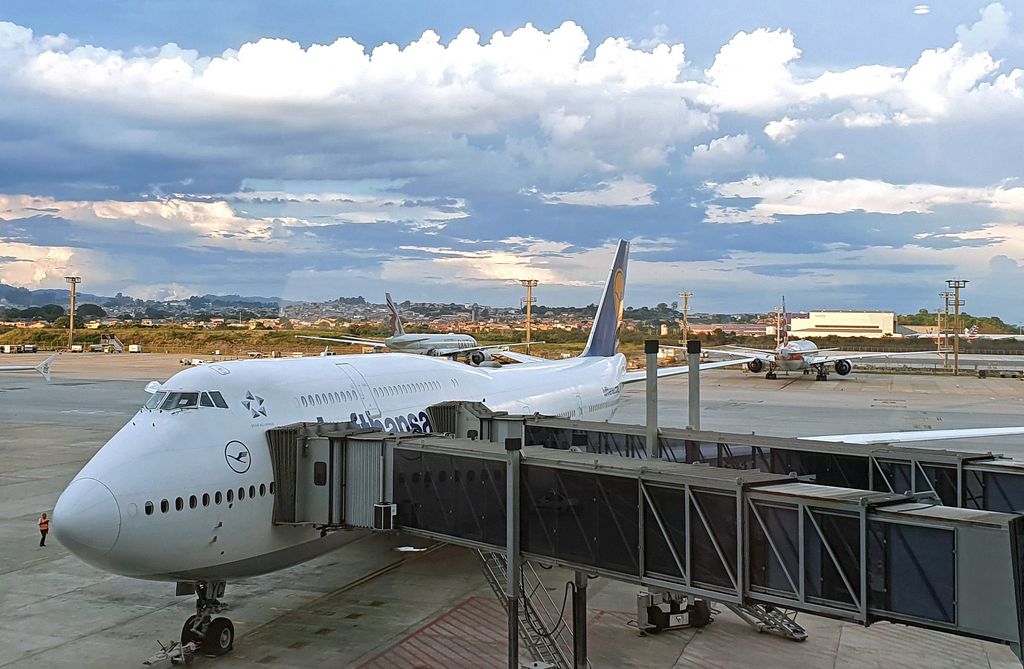 Blick auf einen Lufthansa Jumbo und das Rollfeld vom Flughafen São Paulo