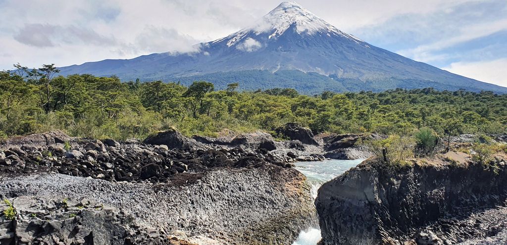 Der gewaltige Vulkan Osorno und die moderaten Saltos de Pedrohue