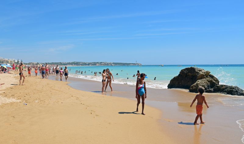 Der Strand Praia da Rocha von Portimão