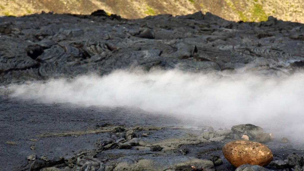 Dunst und Rauch im Krater vom Vulkan Fagradalsfjall