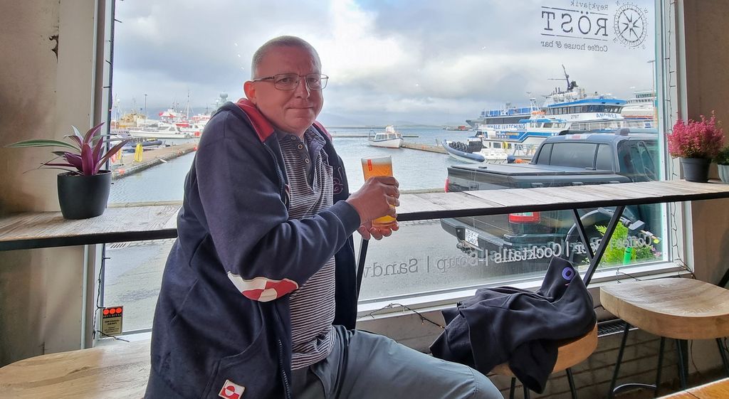 Zinnis letztes Bier zum Abschied der Kreuzfahrt in Island