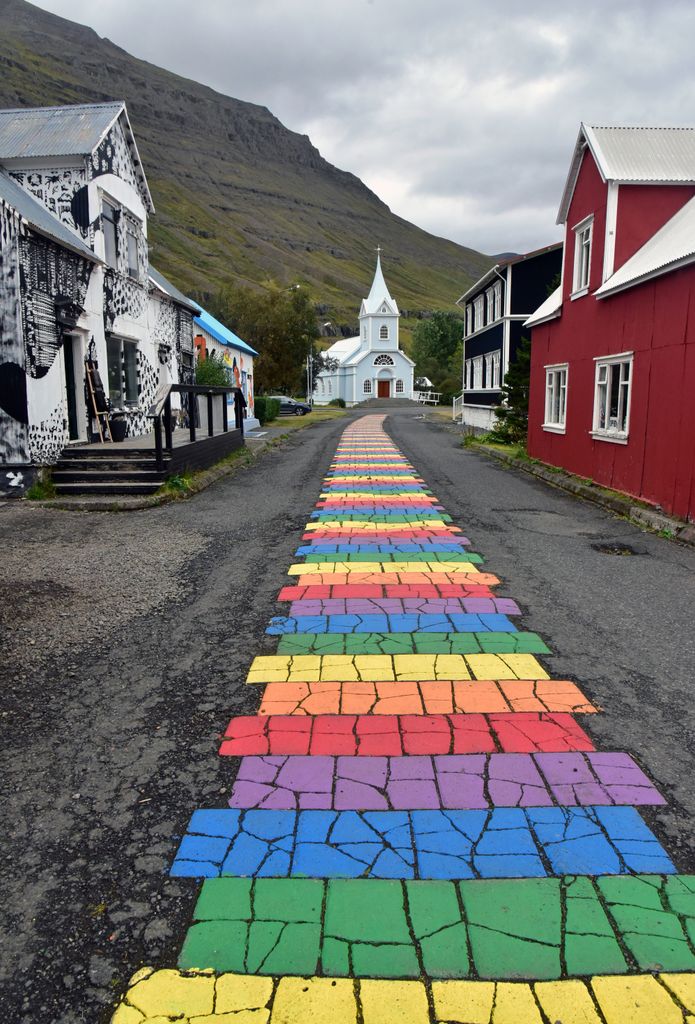 Die Rainbow Road in Seyðisfjörður