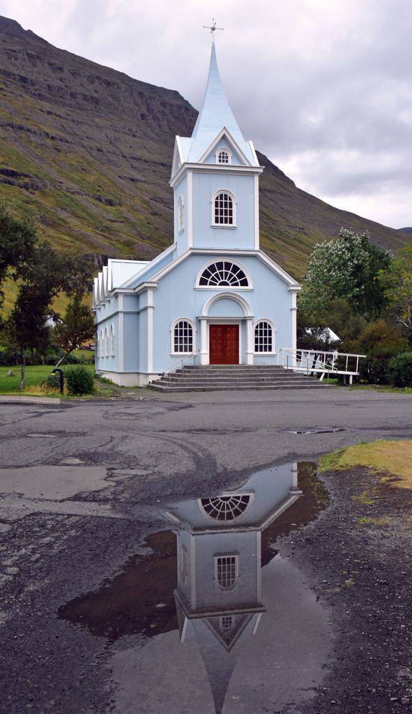 Die Seyðisfjarðarkirkja in Seyðisfjörður