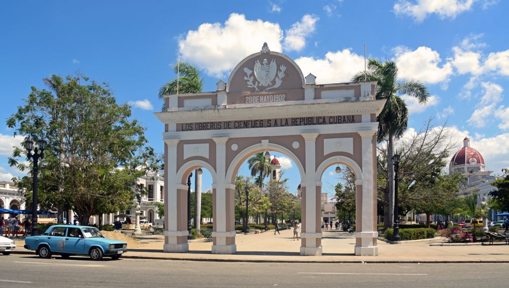 Der Triumphbogen vom Parque José Martí in Cienfuegos