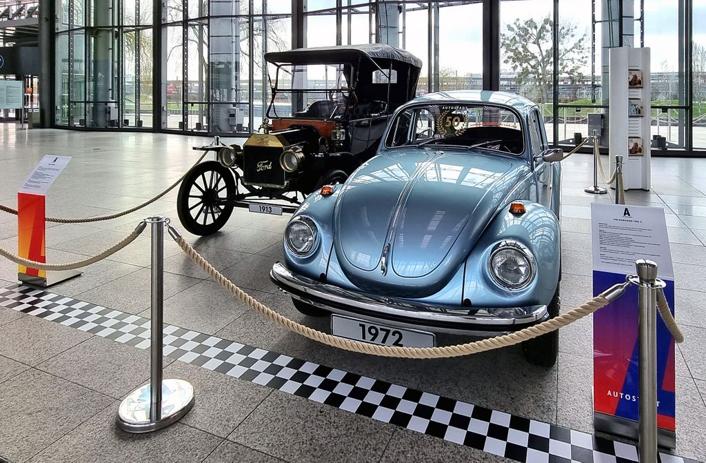 VW Käfer und Ford Model T in der Autostadt in Wolfsburg