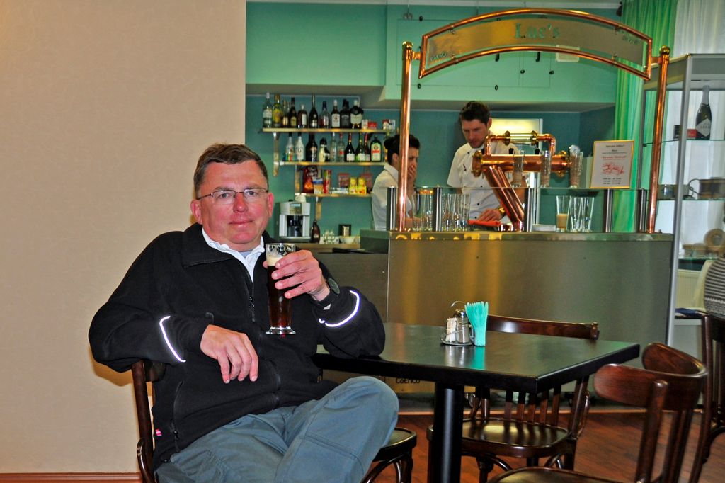 Zinni trinkt ein Bier in der weltweit nördlichsten Brauerei in Barentsburg auf Spitzbergen)