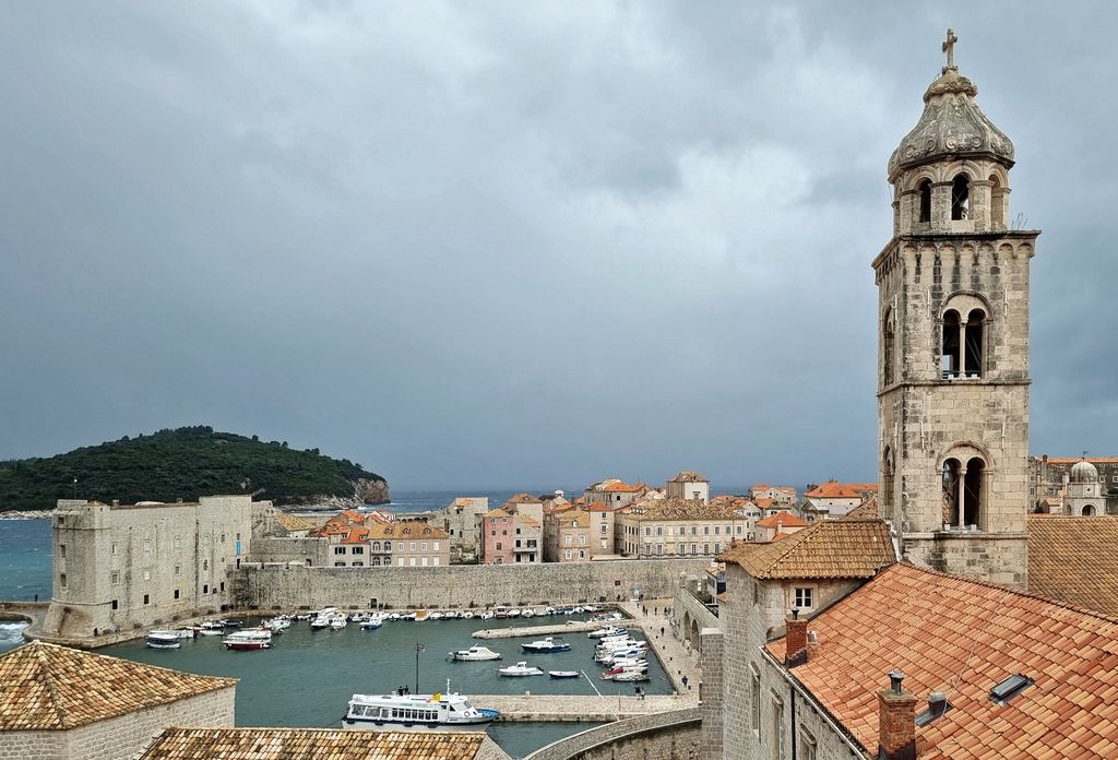Blick auf den alten Hafen von Dubrovnik und die Insel Lokrum