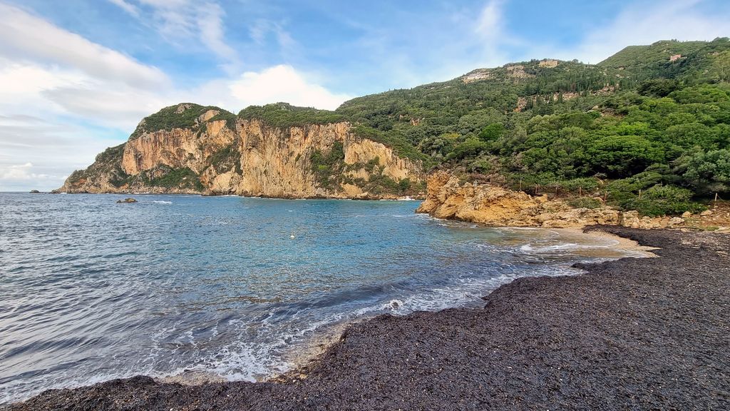 Der leere Agios Petros Strand auf Korfu