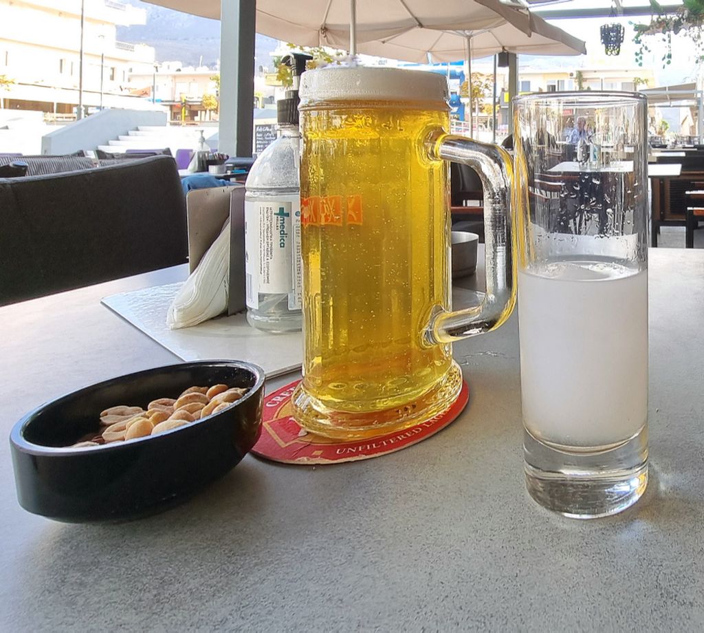 Lokales Bier und Ouzo aus Chania auf Kreta