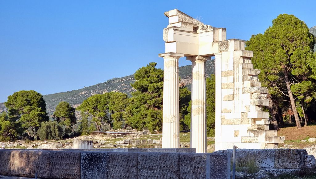 Säulen in Epidauros, bereit für den Transport nach Athen