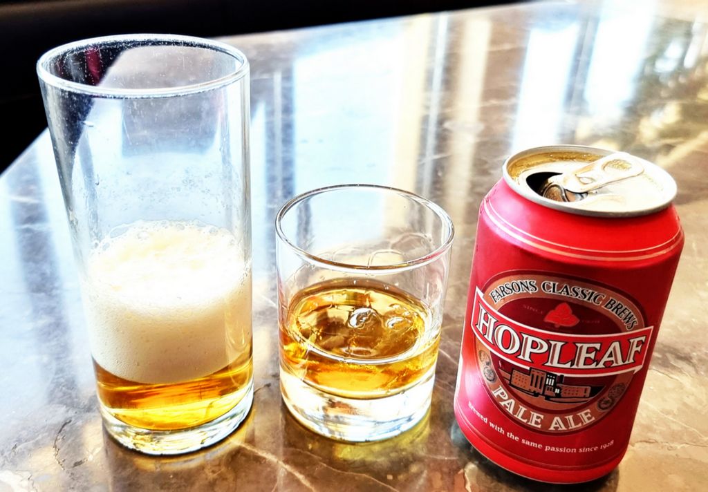 Bier und Whisky in der Lounge vom Flughafen Malta