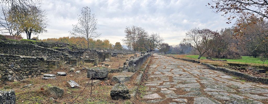 Die ehemalige Einkaufsstraße in der archäologischen Stätte von Dion