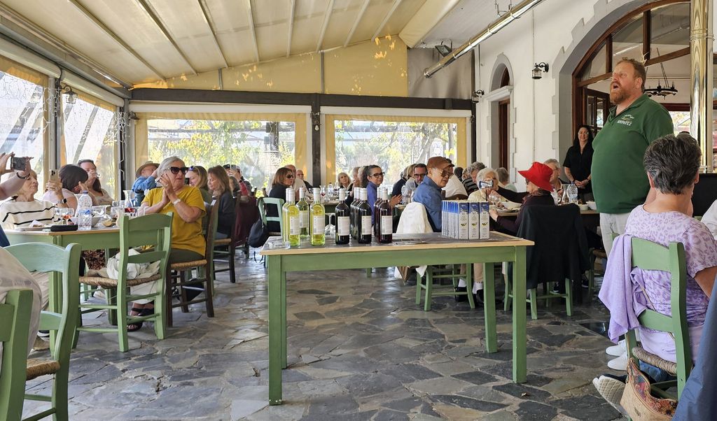 Ein singender Wirt in der Taverna Kourites in der Lasithi-Hochebene auf Kreta