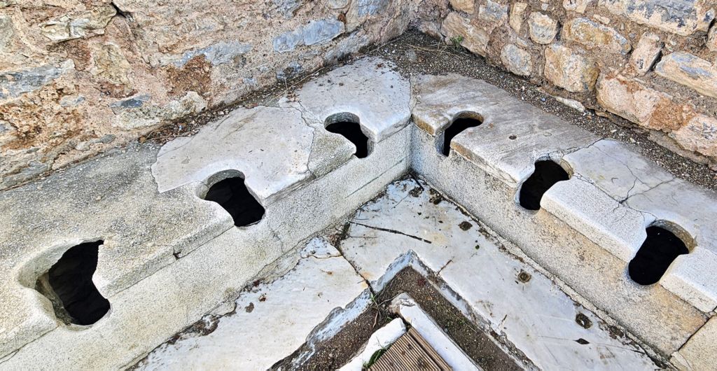 Eine antike Toilette in Ephesus