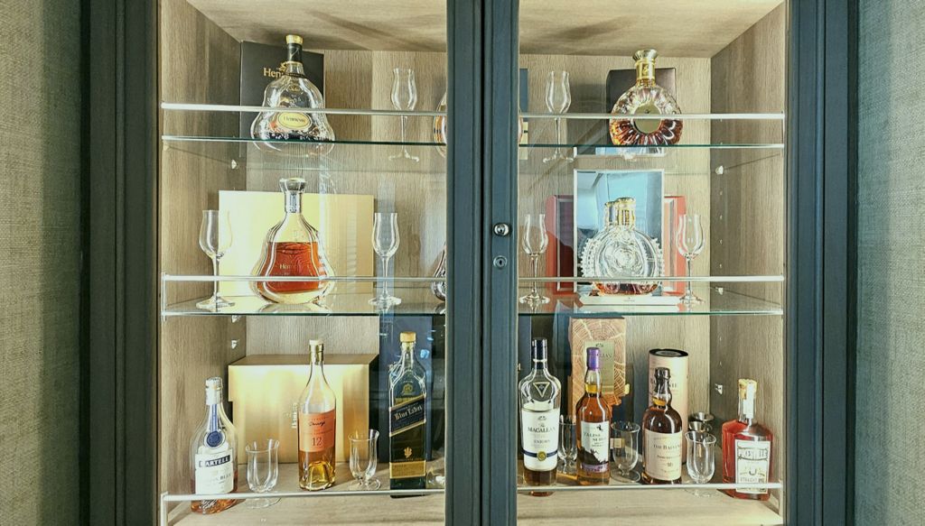 Cognac- und Whisky-Sorten in der Bar Connoisseur’s Corner auf der Silver Moon