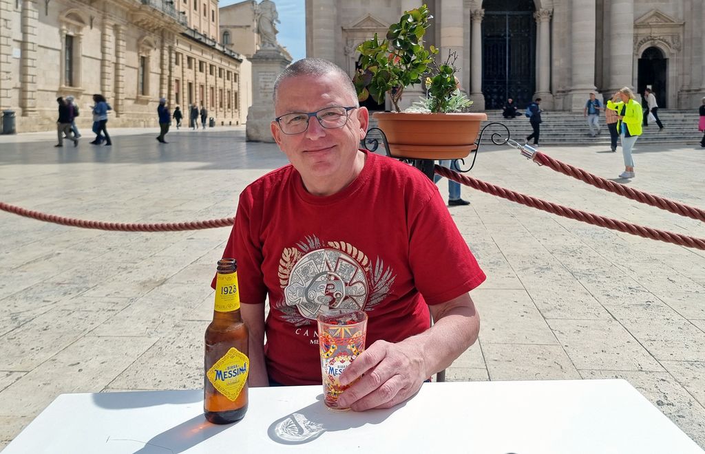 Zinni trinkt sein Hafen-Bier in Syrakus