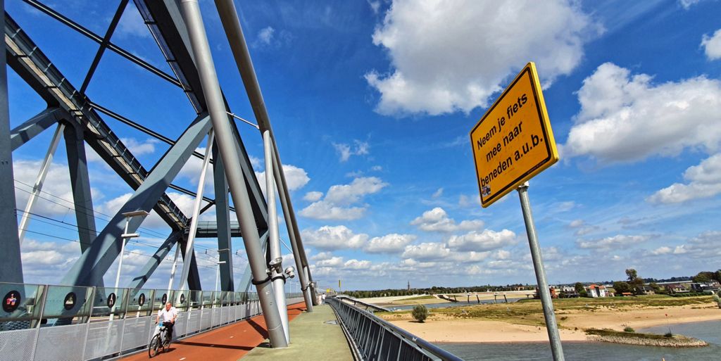 Auf der Eisenbahnbrücke von Nijmegen