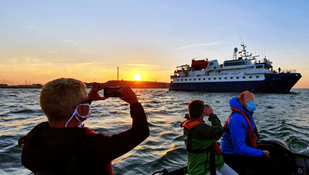 Auf Sunset Cruise mit Zodiac-Booten zur „Lange Anna“ im Abendlicht unterwegs