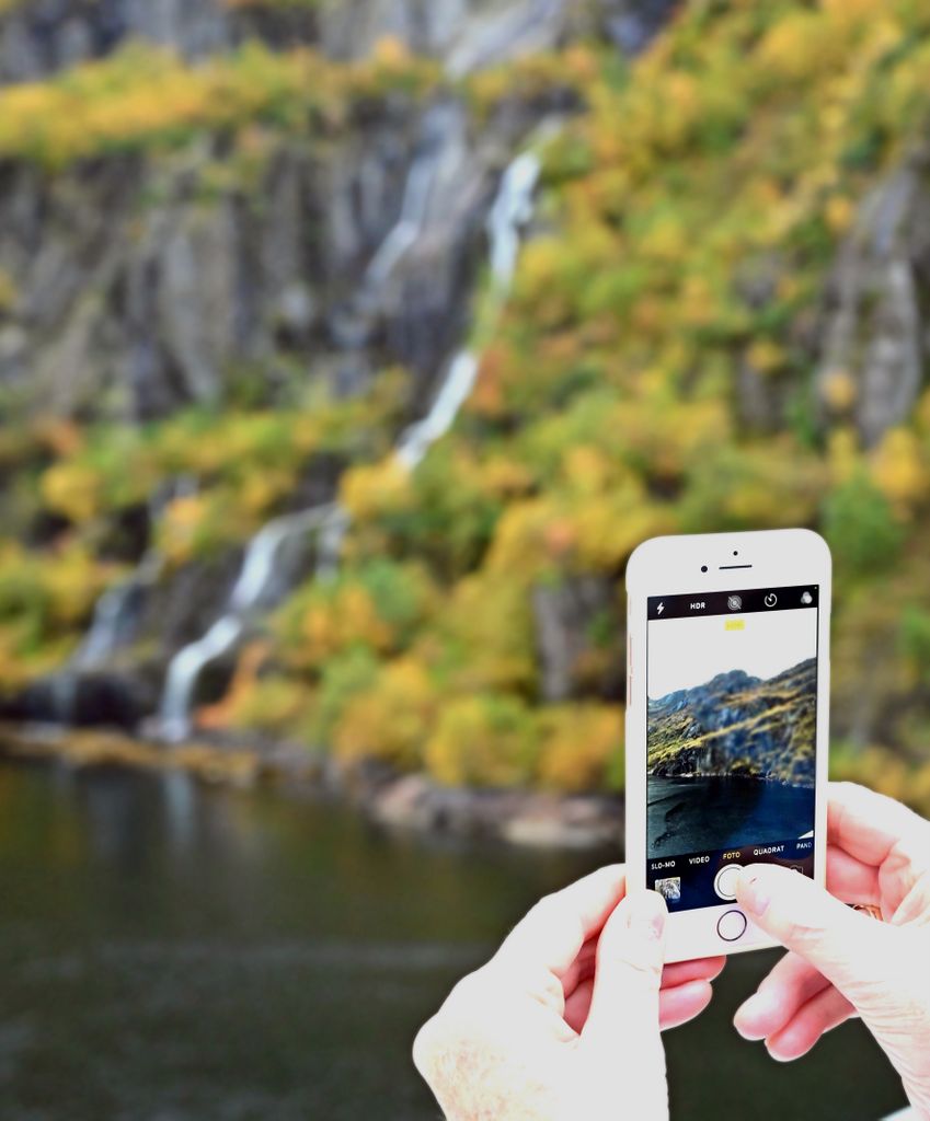 Ablichtung des Wasserfalls in den Fjorden von Norwegen