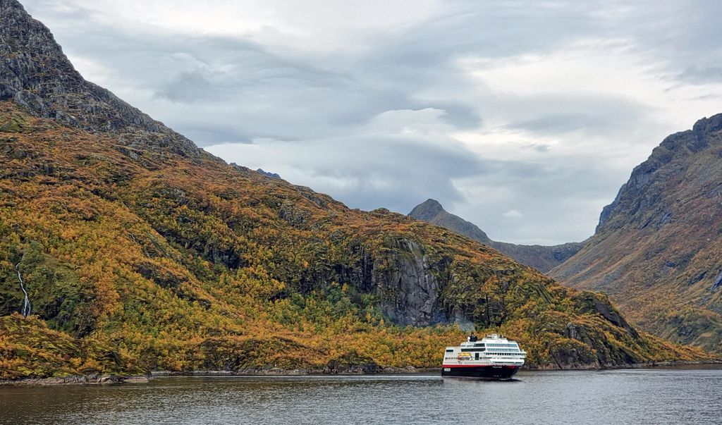 Die Ausfahrt der MS Trollfjord vom Trollfjord
