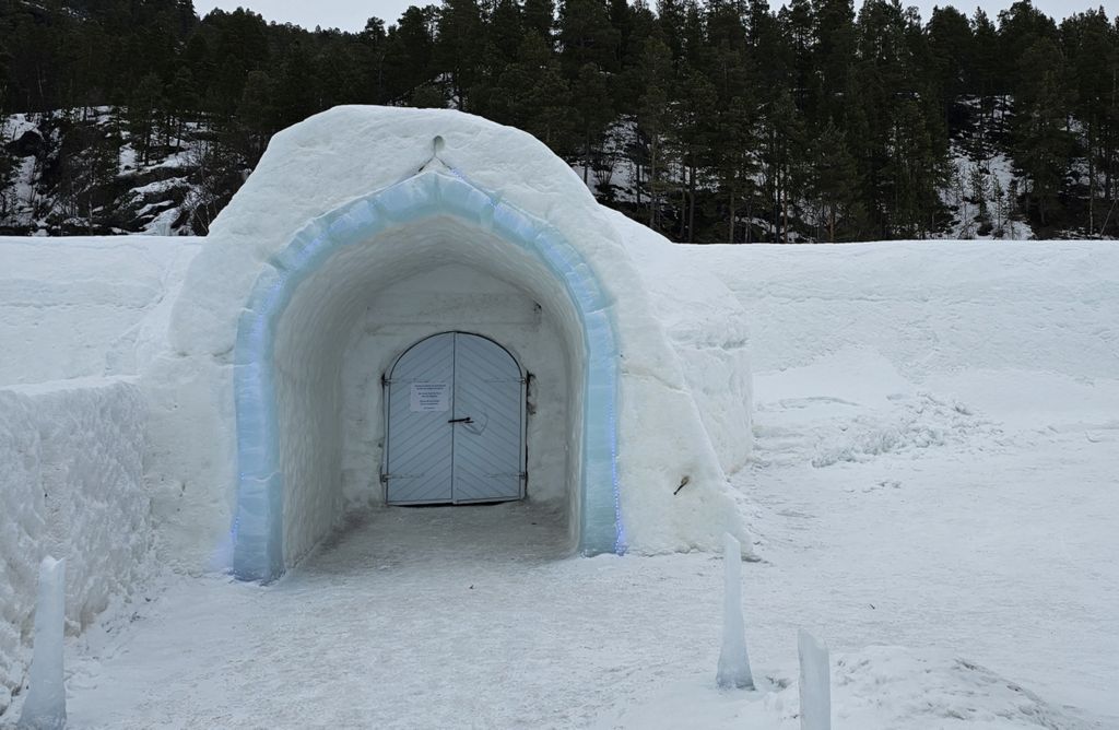 Der Eingang vom Eishotel Sorrisniva nahe Alta