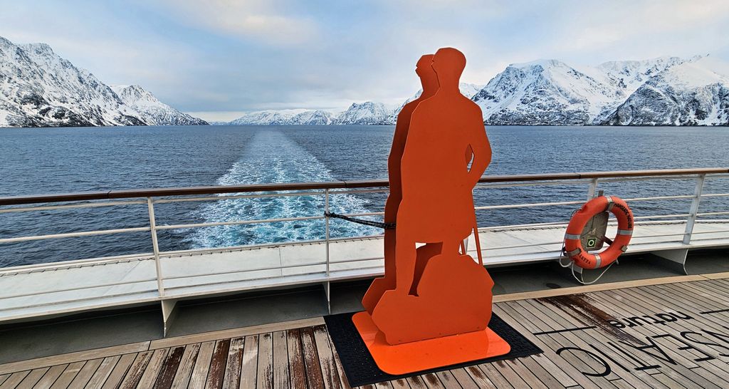 Der Reisende auf der HANSEATIC nature während der Fahrt von Alta zu den Lofoten in Norwegen
