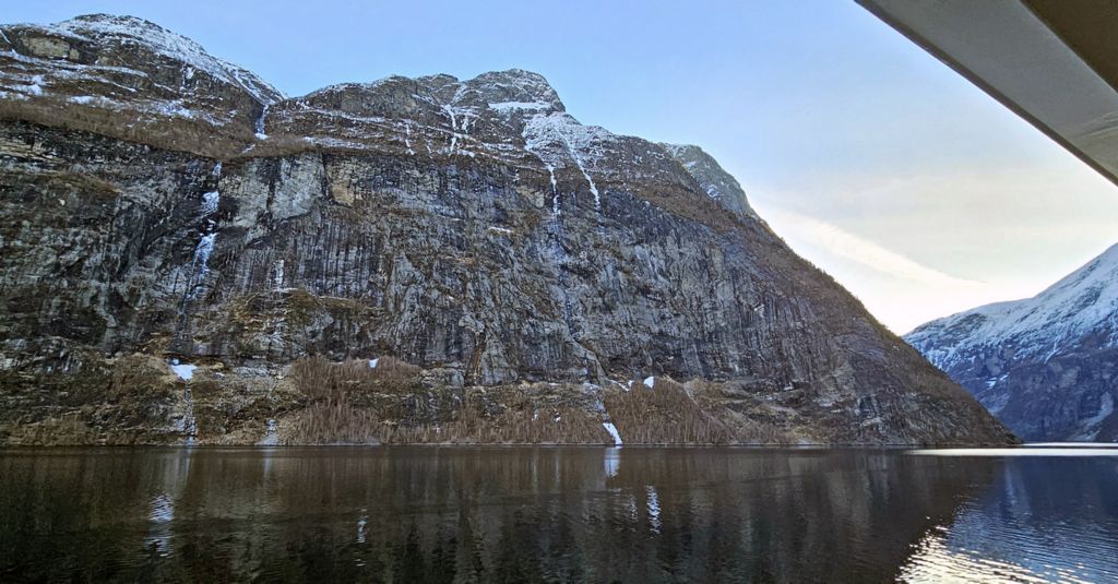 Einfahrt mit der HANSEATIC nature in den Geirangerfjord in Norwegen