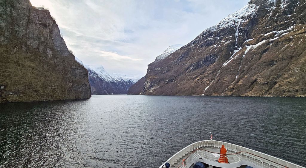 „Der Reisende“ unterwegs im Geirangerfjord in Norwegen