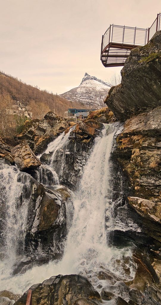 Ein Wasserfall im Geirangerfjord in Norwegen