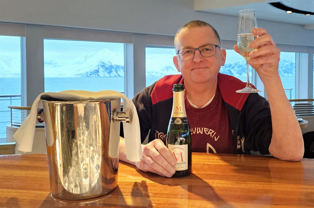 Zinni mit Champagner in der Observation-Lounge auf der HANSEATIC nature während der Kreuzfahrt in Norwegen