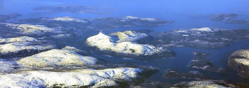 Mit Schnee bedecktes Norwegen auf dem Flug von Frankfurt am Main nach Tromsö