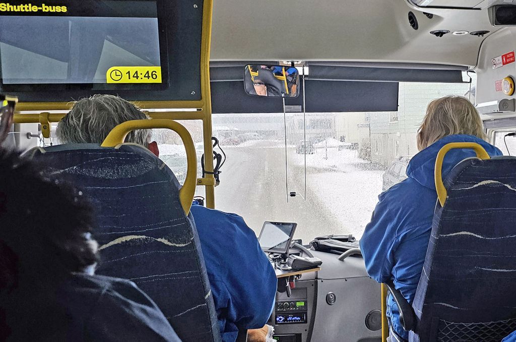 Mit dem Shuttlebus vom Hafen von Svolvær zur HANSEATIC nature