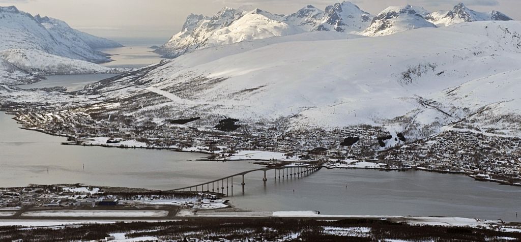 Blick auf die Stadt Tromsö beim Landeanflug