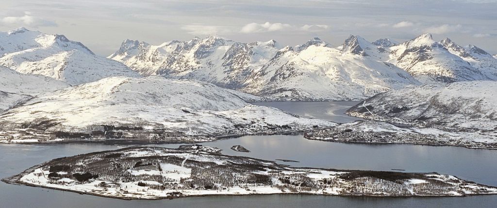 Die Landschaft beim Landeanflug auf Tromsö