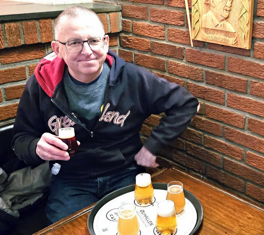 Zinni testet Bier in den Ølhallen, der älteste Pub in Tromsö