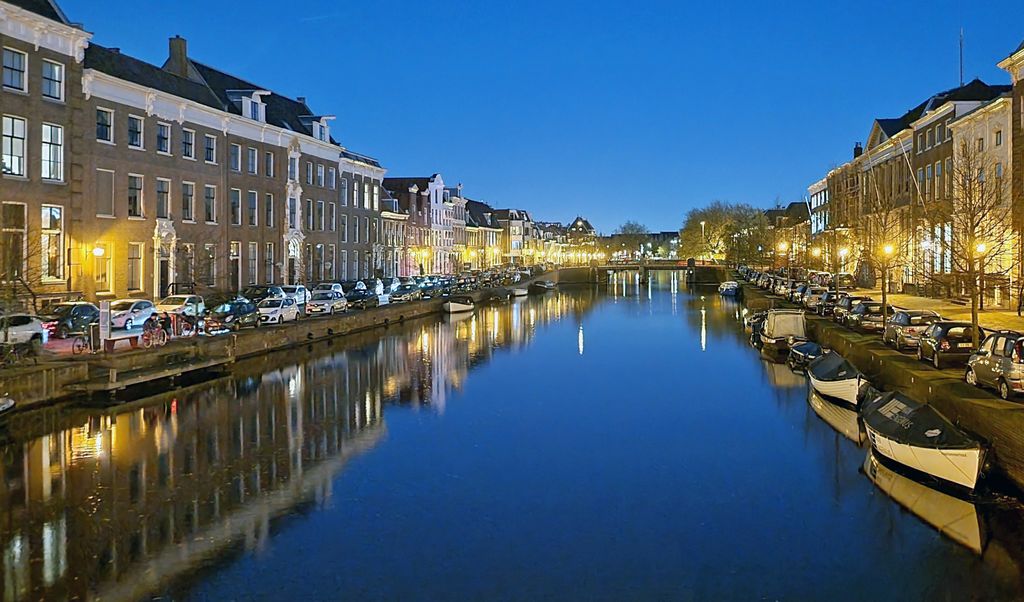 Eine Gracht am Abend in Haarlem