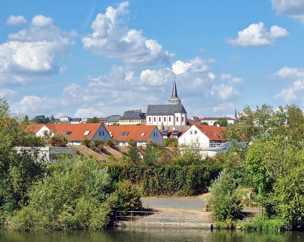 Ausblick auf die Südstadt und die katholische Kirche von Hochheim am Main
